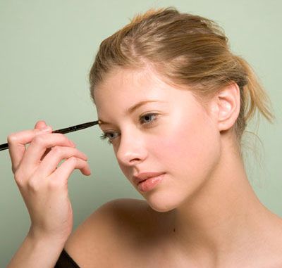 Ang hugis ng kilay ng babae ang magsasabi kung saan siya nanggaling