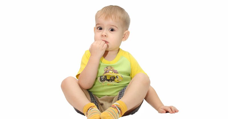 Paano hindi mapag-aksaya ang bata upang magkukubli ng mga kuko? 